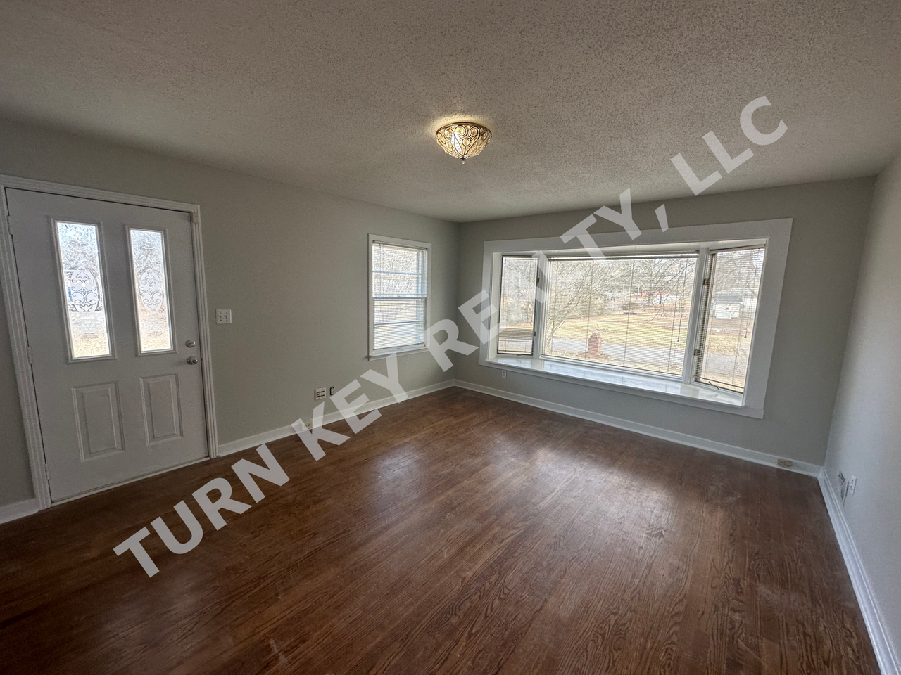 1218 Colonial Ave - Photo 3 of 11