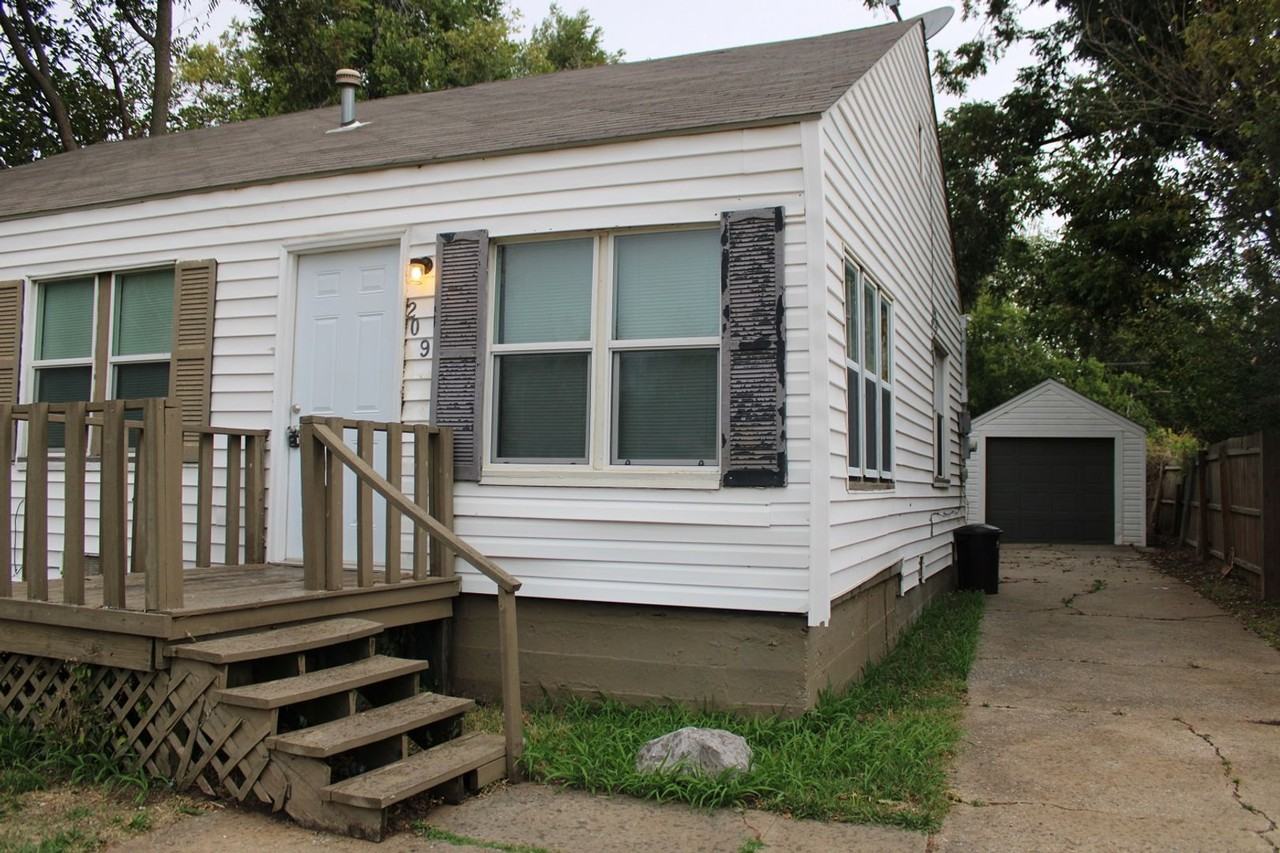 209 W Douglas Dr - Photo 2 of 18