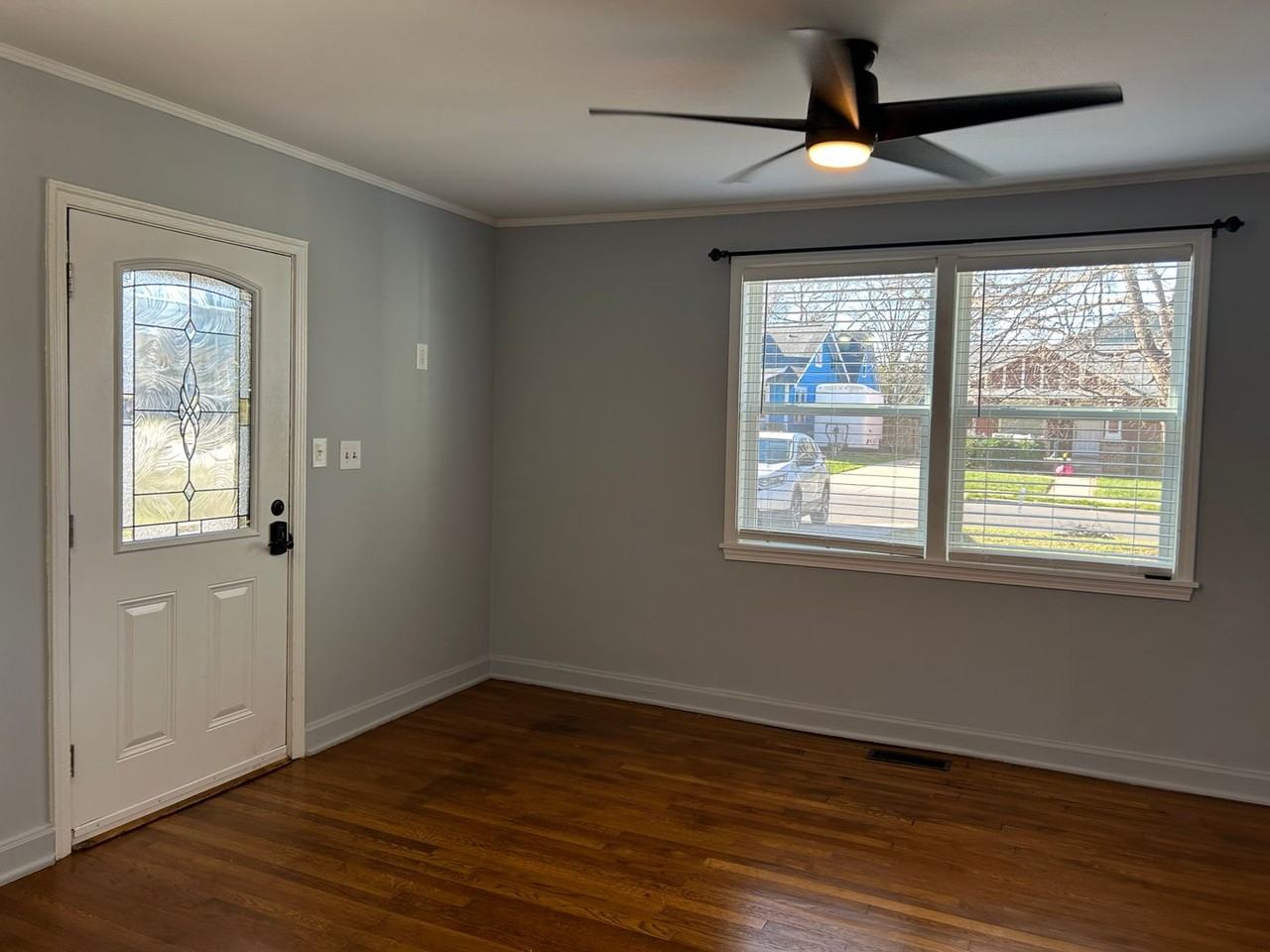 2224 Roslyn Ave - Photo 3 of 12