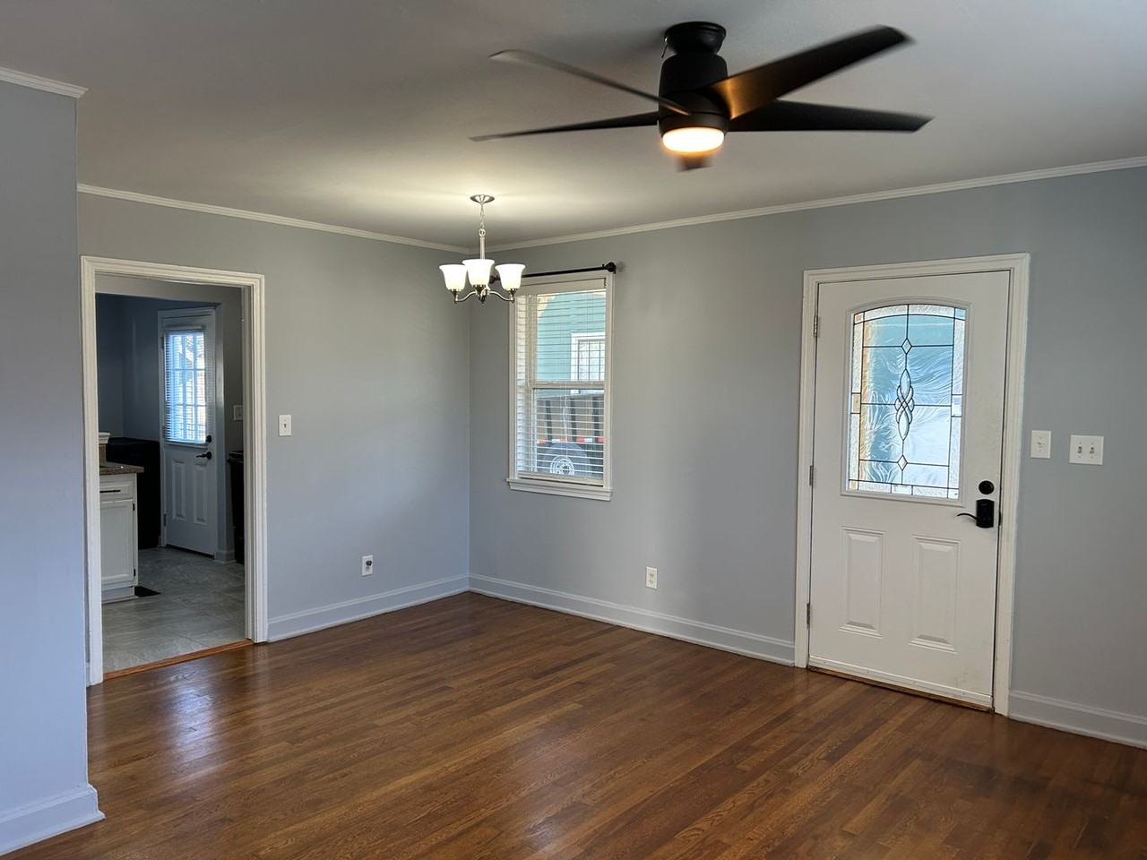 2224 Roslyn Ave - Photo 4 of 11