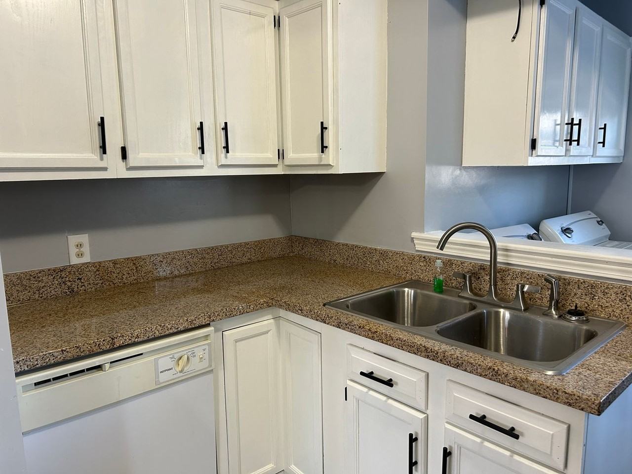 2224 Roslyn Ave - Photo 5 of 11