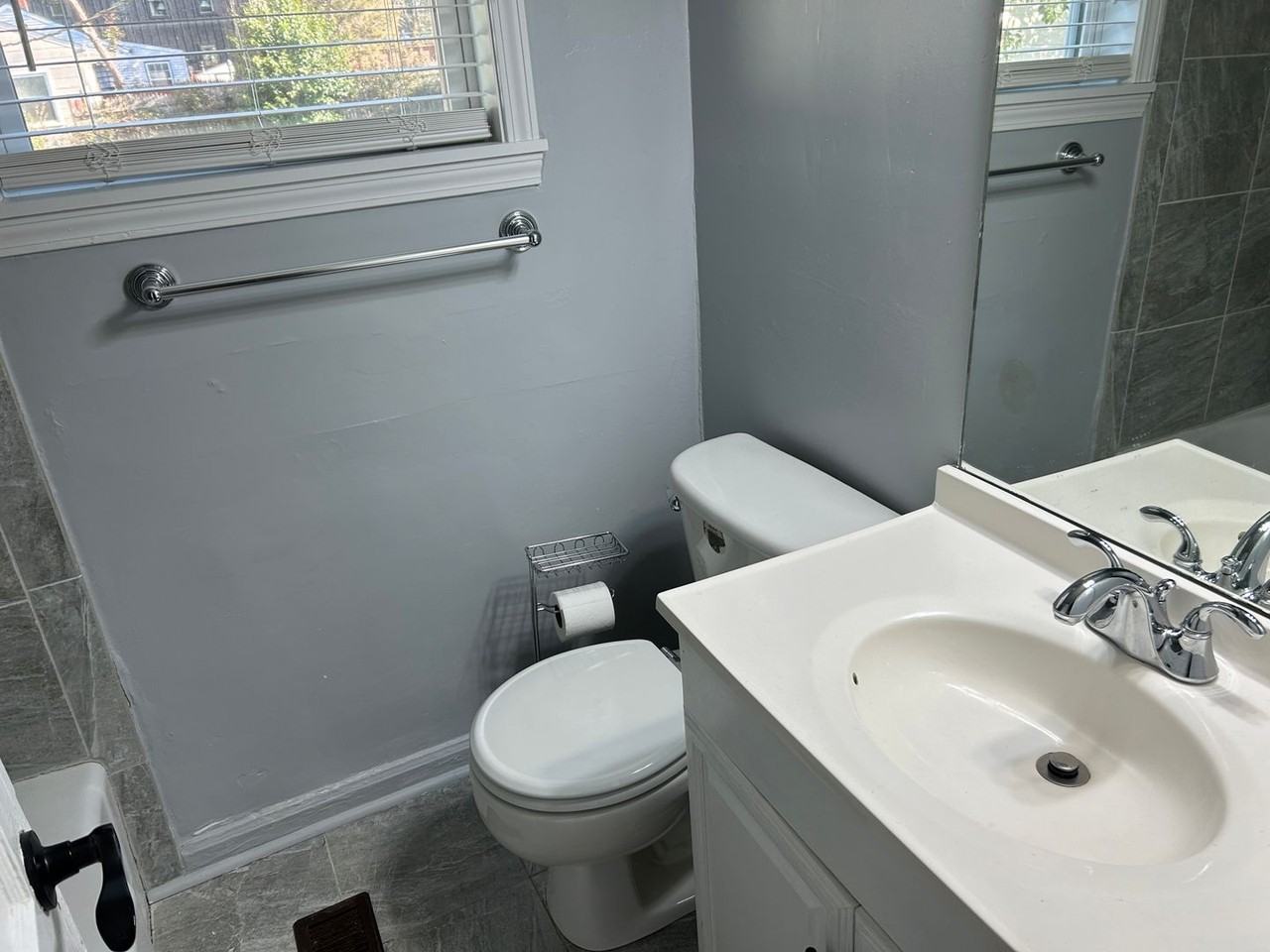 2224 Roslyn Ave - Photo 7 of 11