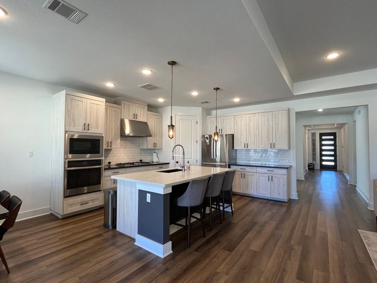 1404 Castalo Ln - Photo 4 of 33
