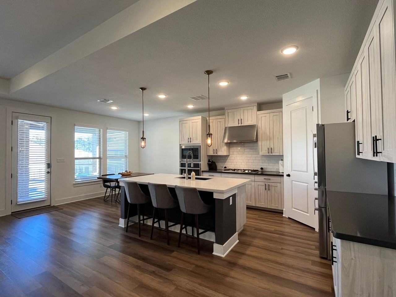 1404 Castalo Ln - Photo 6 of 33