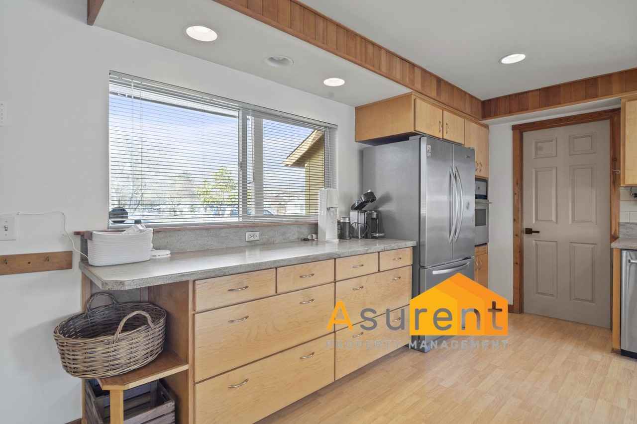 350 Phelps St - Photo 4 of 31