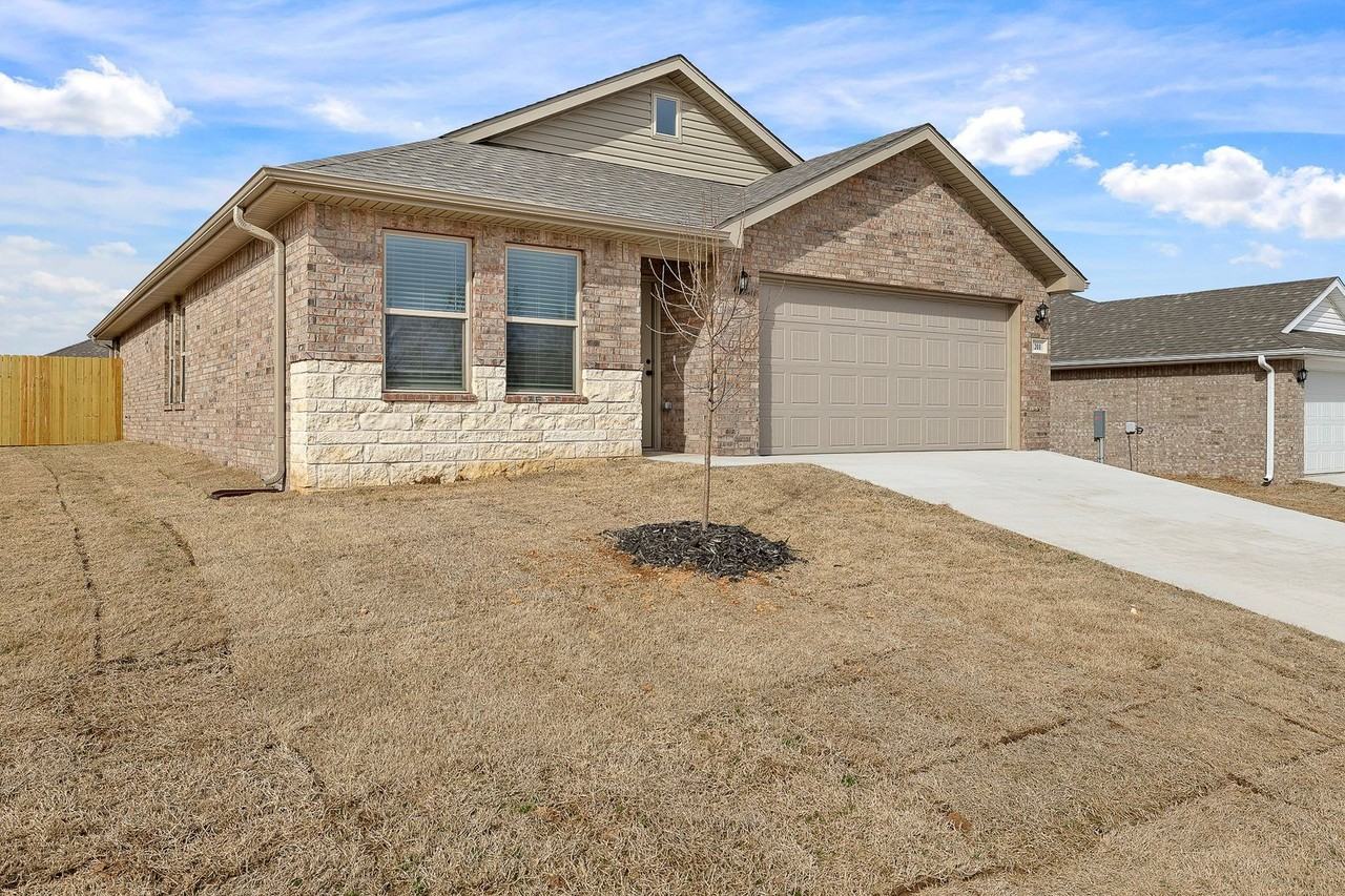 201 Sw Vicki St - Photo 2 of 15