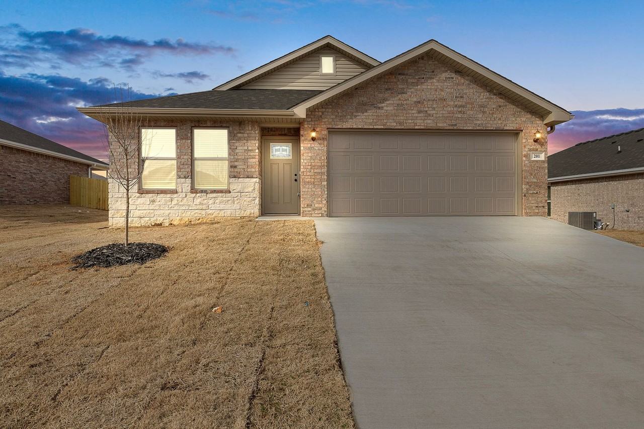 201 Sw Vicki St - Photo 3 of 15