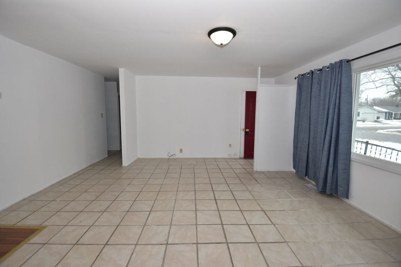 930 Whitehall Dr - Photo 3 of 26