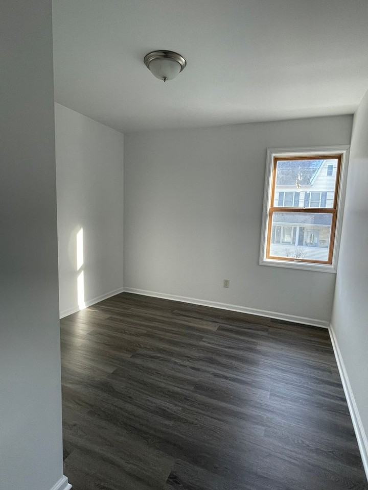142 4th St - Photo 4 of 8