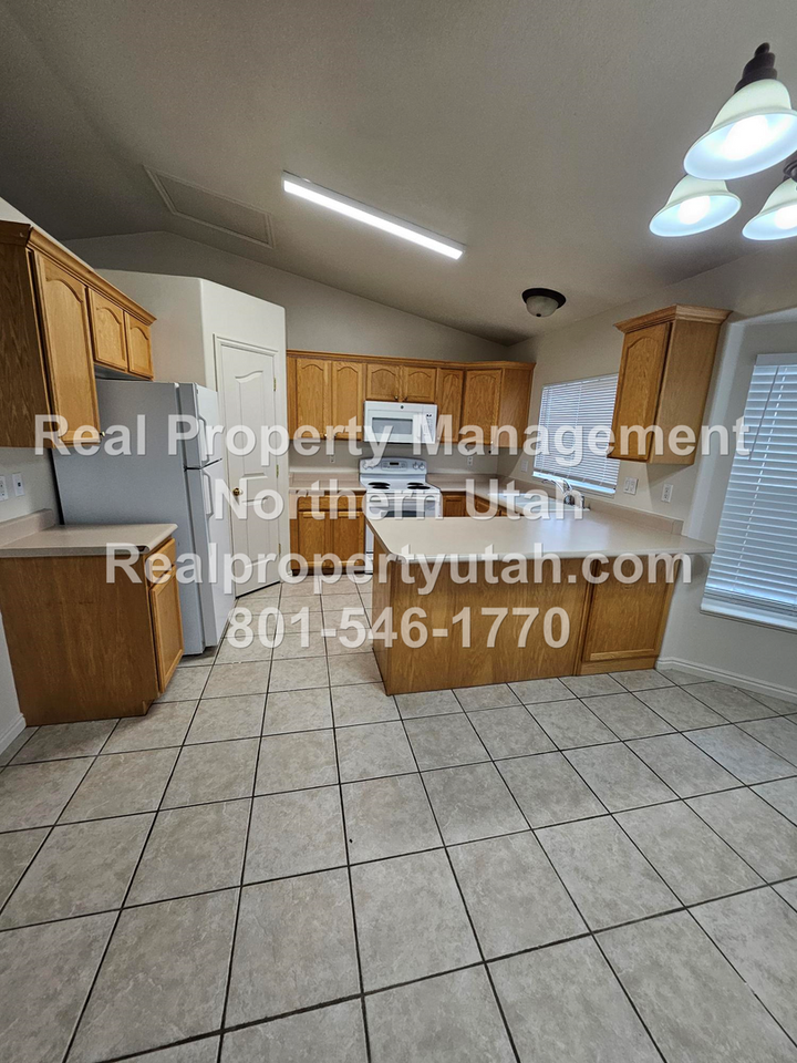 1557 N 300 E - Photo 5 of 20