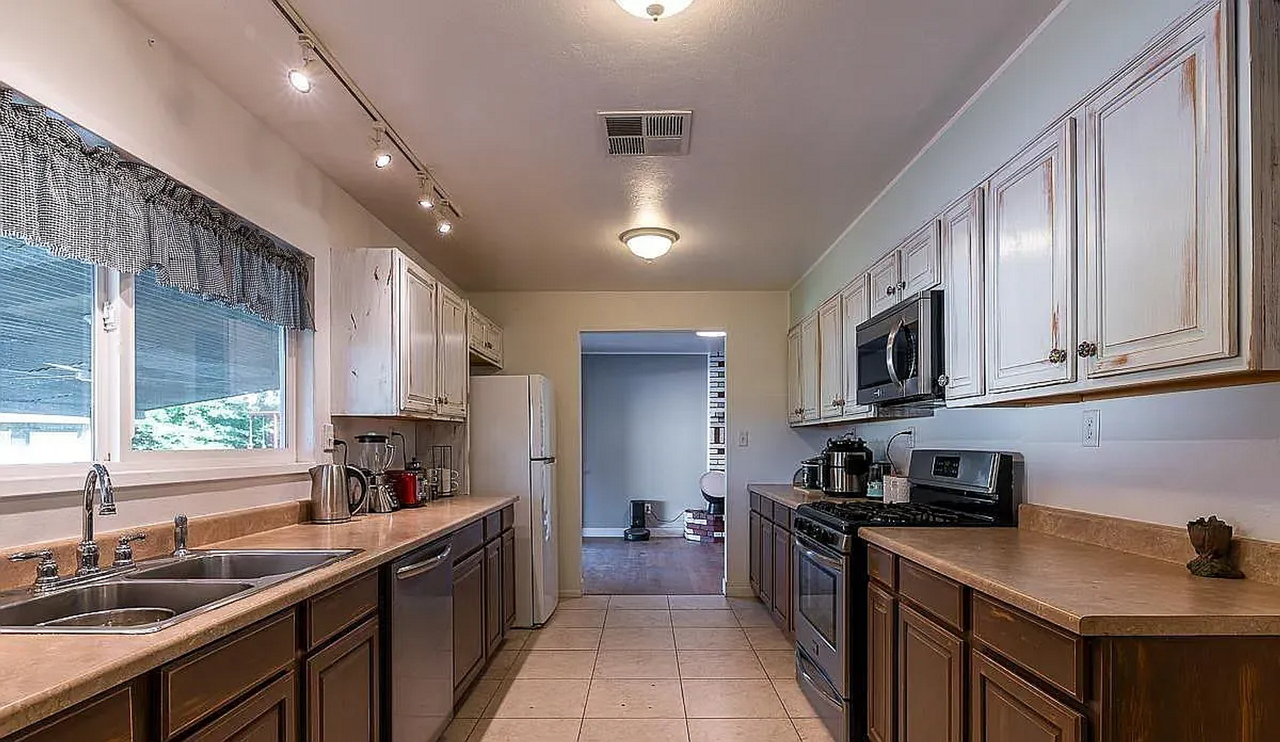 1856 Wegis Ave - Photo 5 of 9