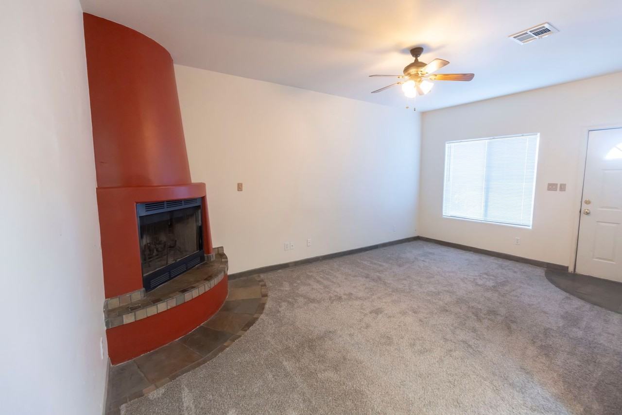 1635 Spruce Ave - Photo 2 of 38