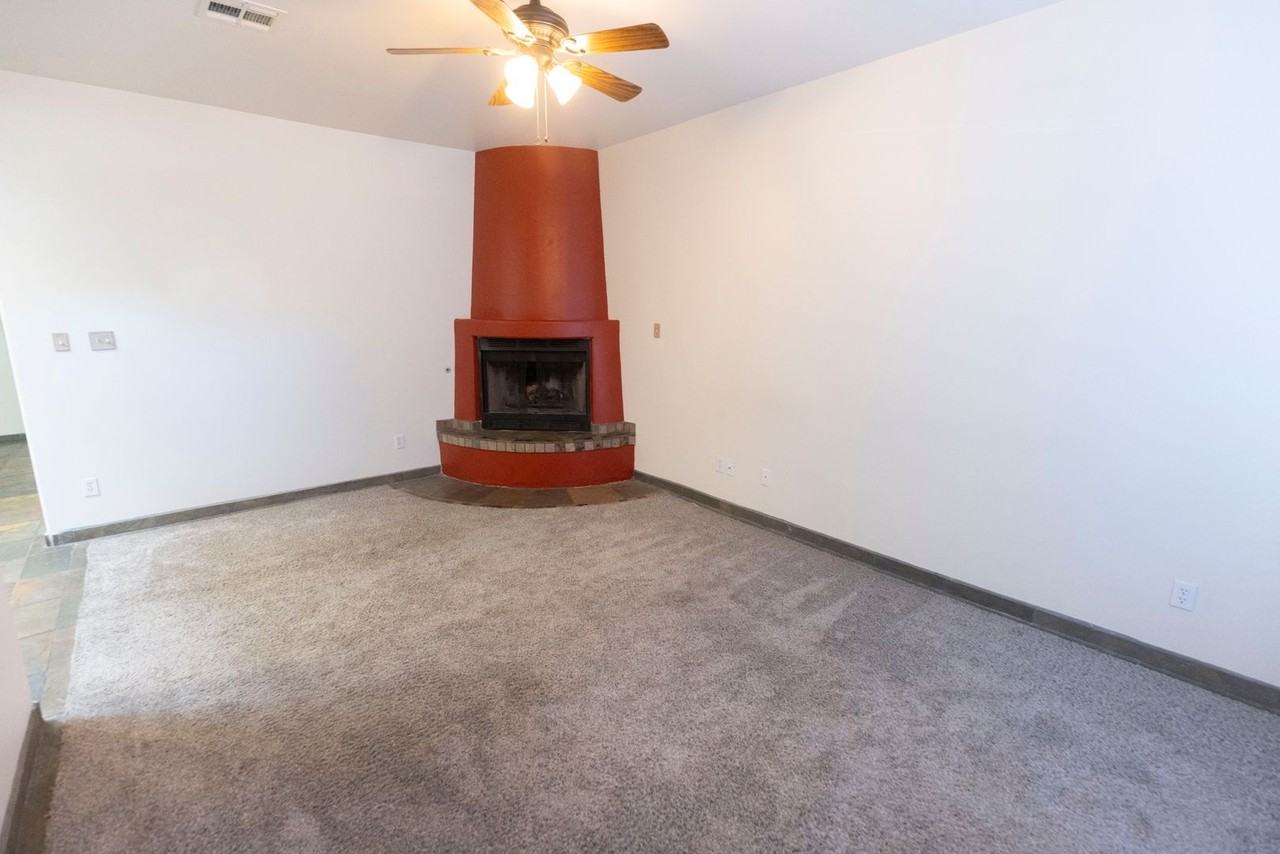 1635 Spruce Ave - Photo 3 of 38