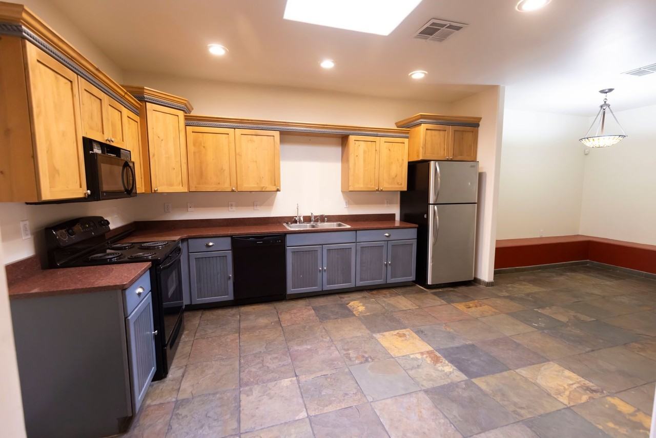 1635 Spruce Ave - Photo 5 of 38