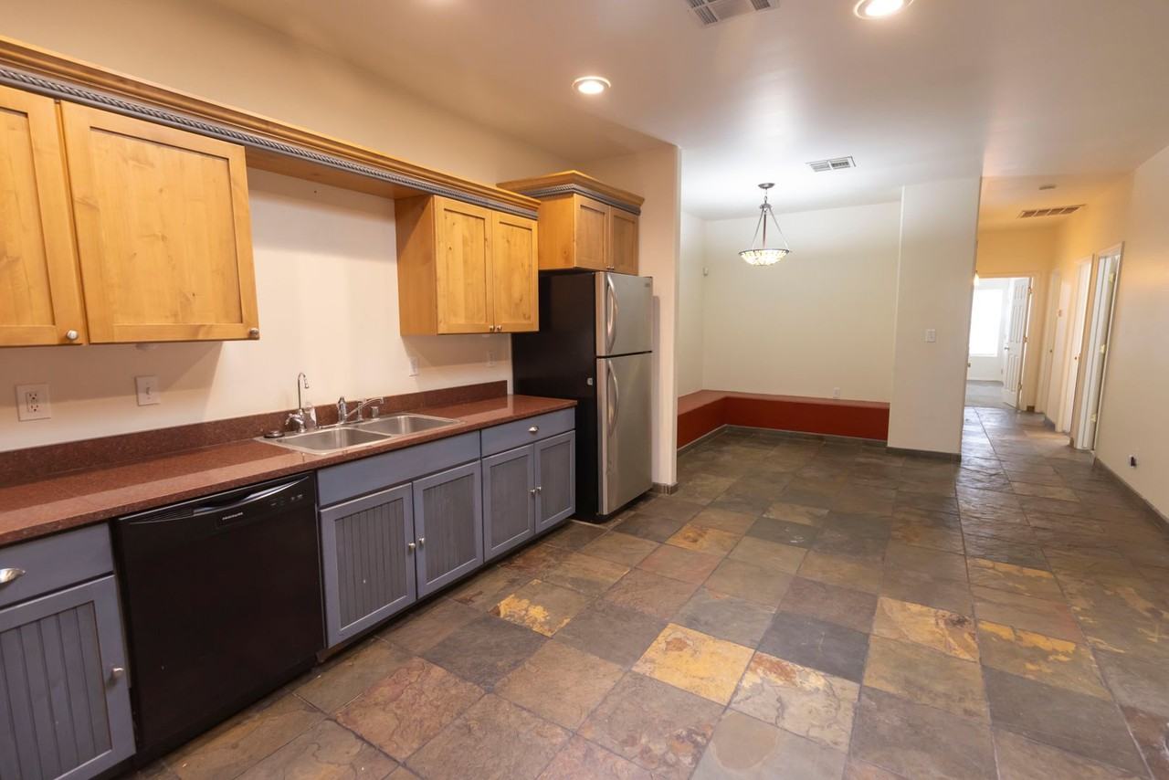 1635 Spruce Ave - Photo 6 of 38