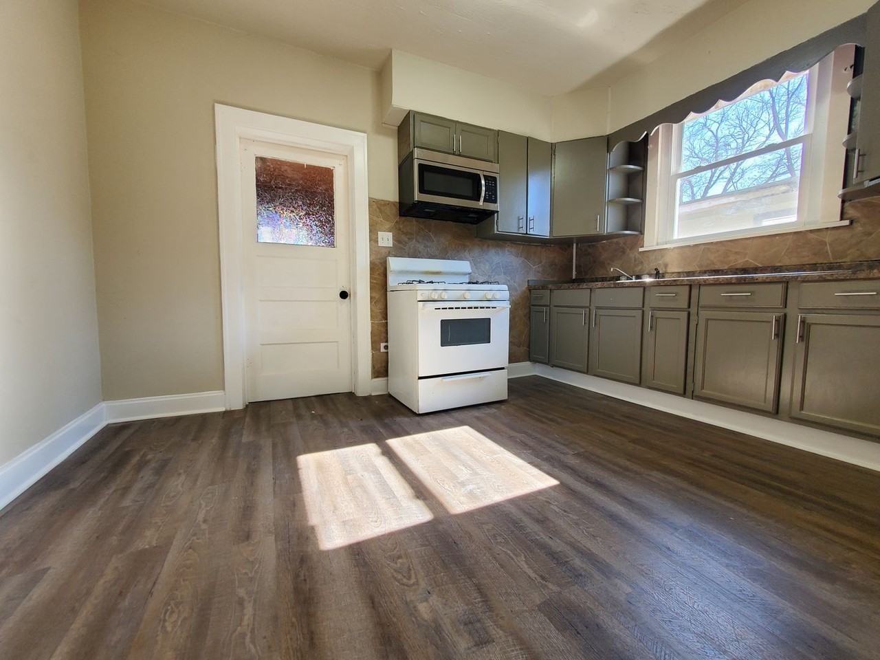 347 Tompkins St - Photo 2 of 8