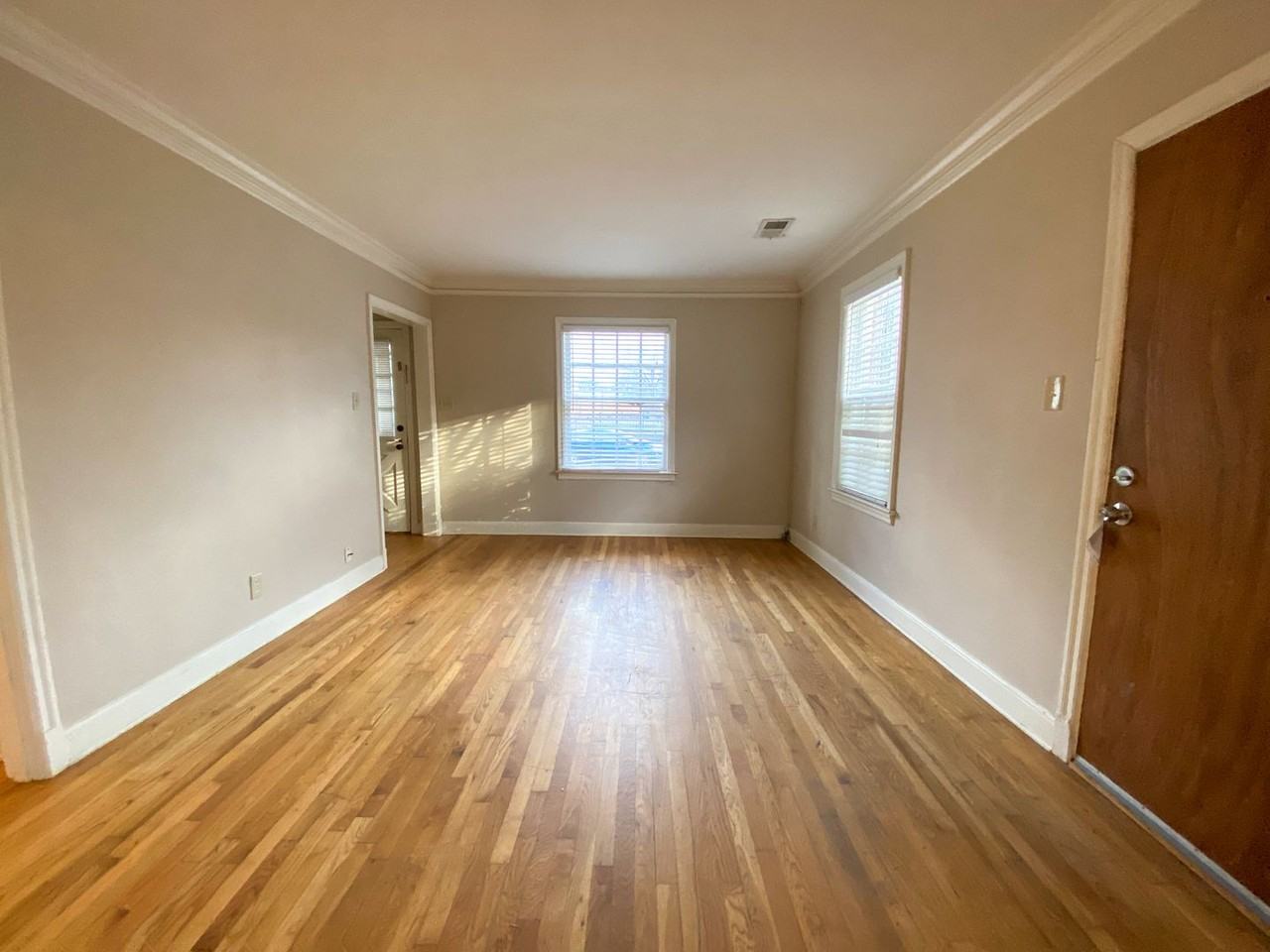 3863 Spottswood Avenue - Photo 3 of 18