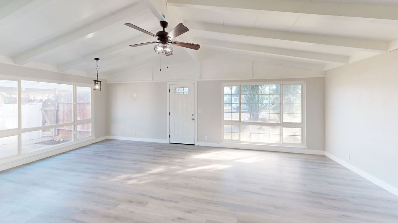 1645 Bette St - Photo 4 of 33