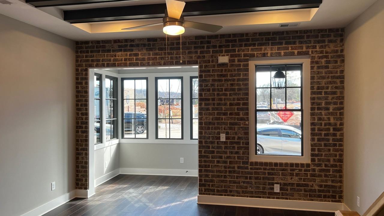 1010 Windsor Dr - Photo 7 of 39