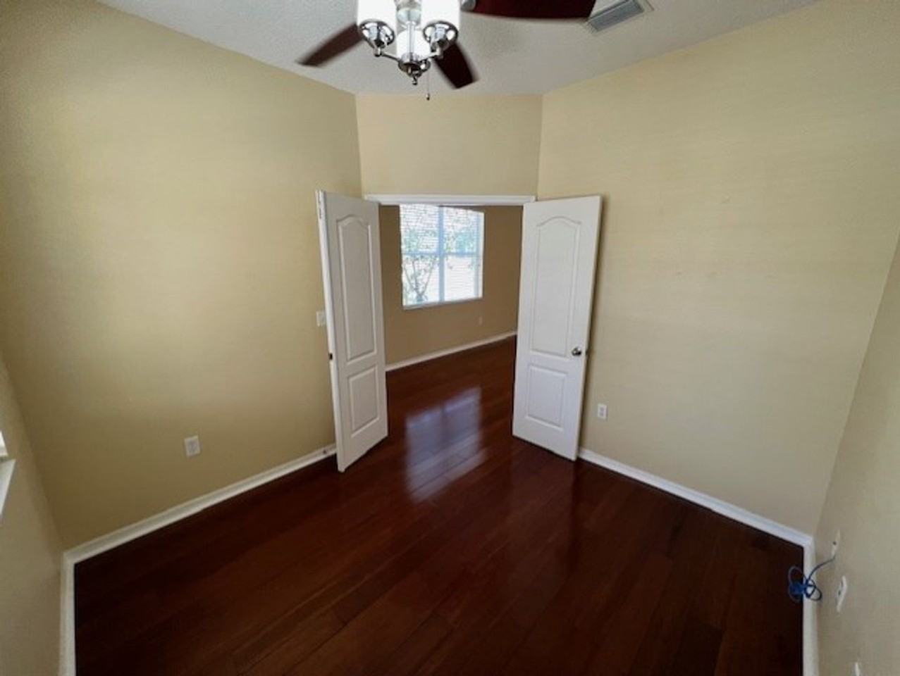 1046 Napolean Way - Photo 6 of 27