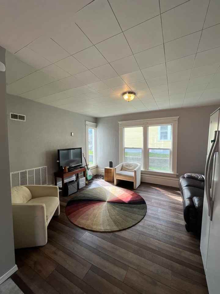 415 Lakeway Dr - Photo 2 of 8