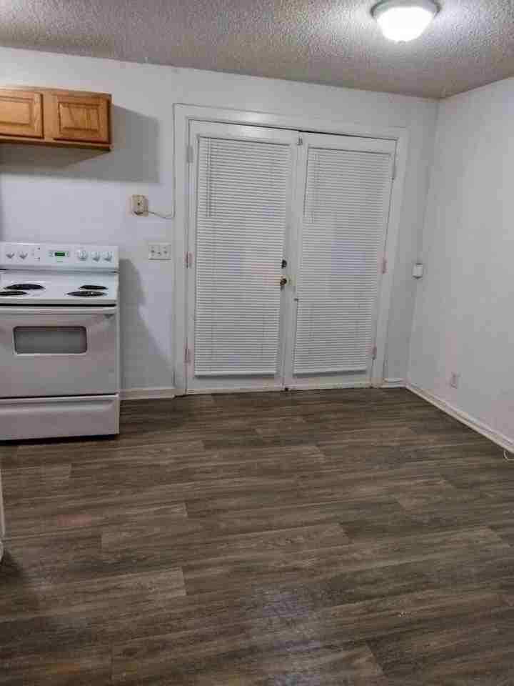 3813 Parklane Dr - Photo 3 of 8