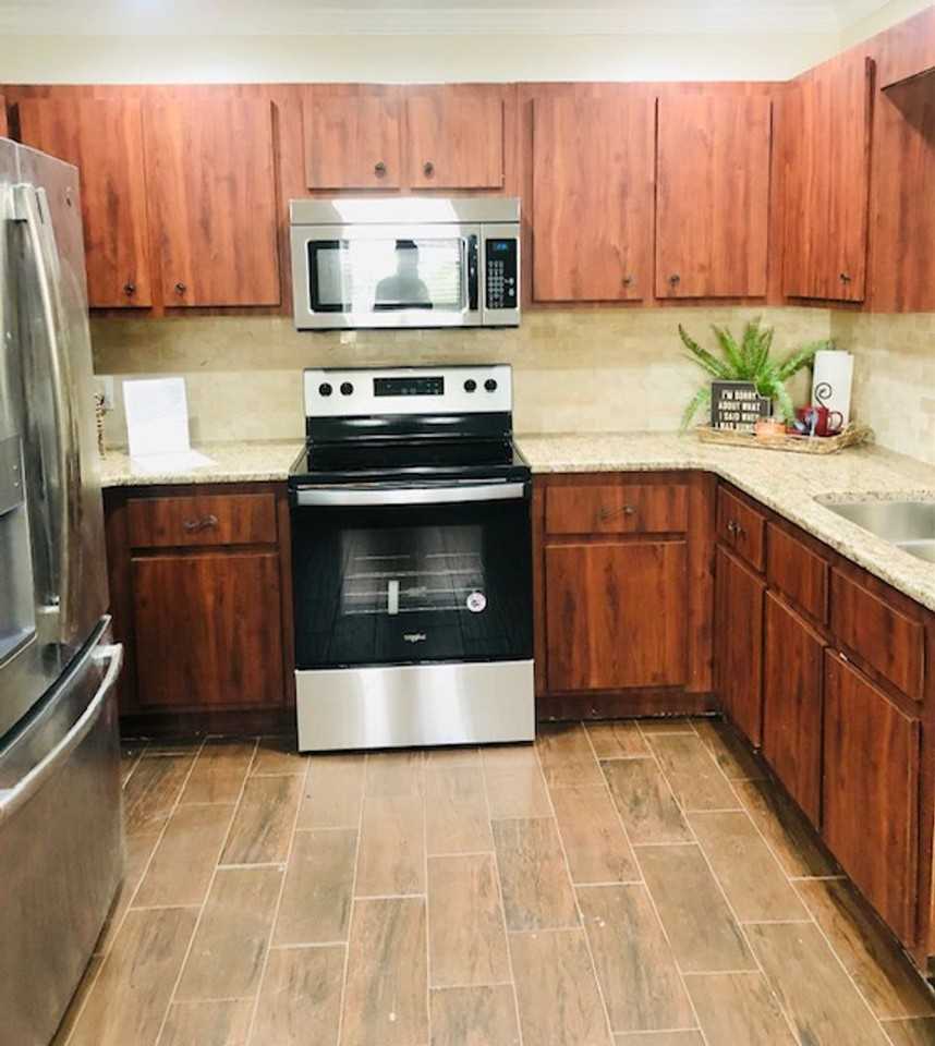 2102 Sw 7th St - Photo 4 of 12