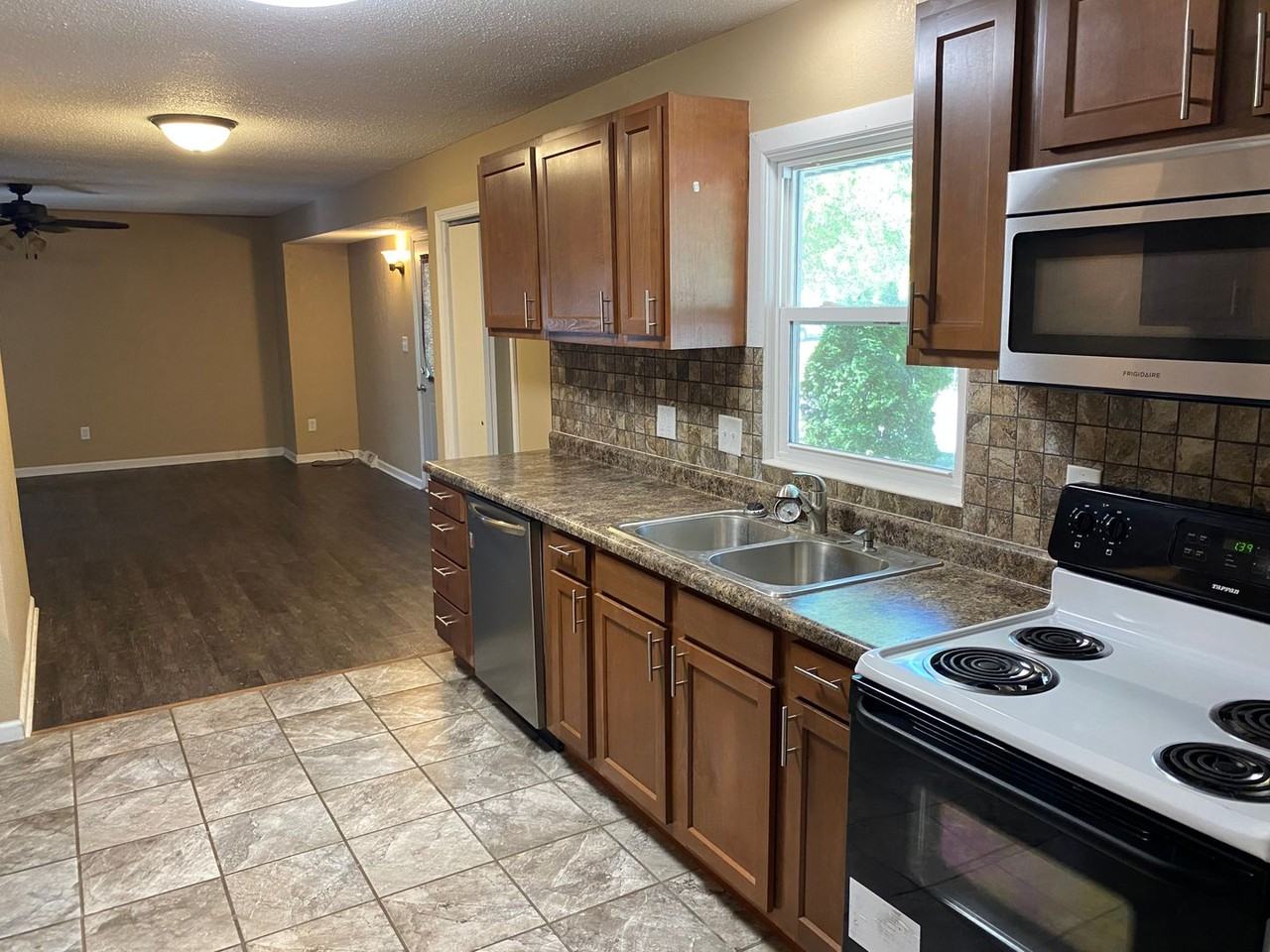 408 29th Ave W - Photo 3 of 21