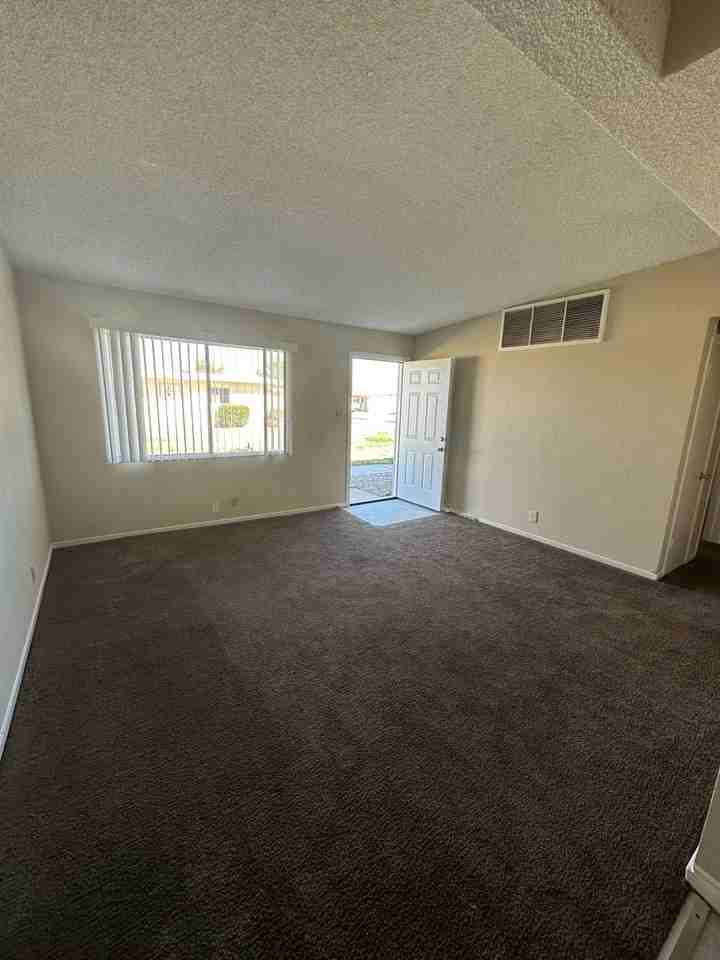 425 Palm Dr - Photo 3 of 9