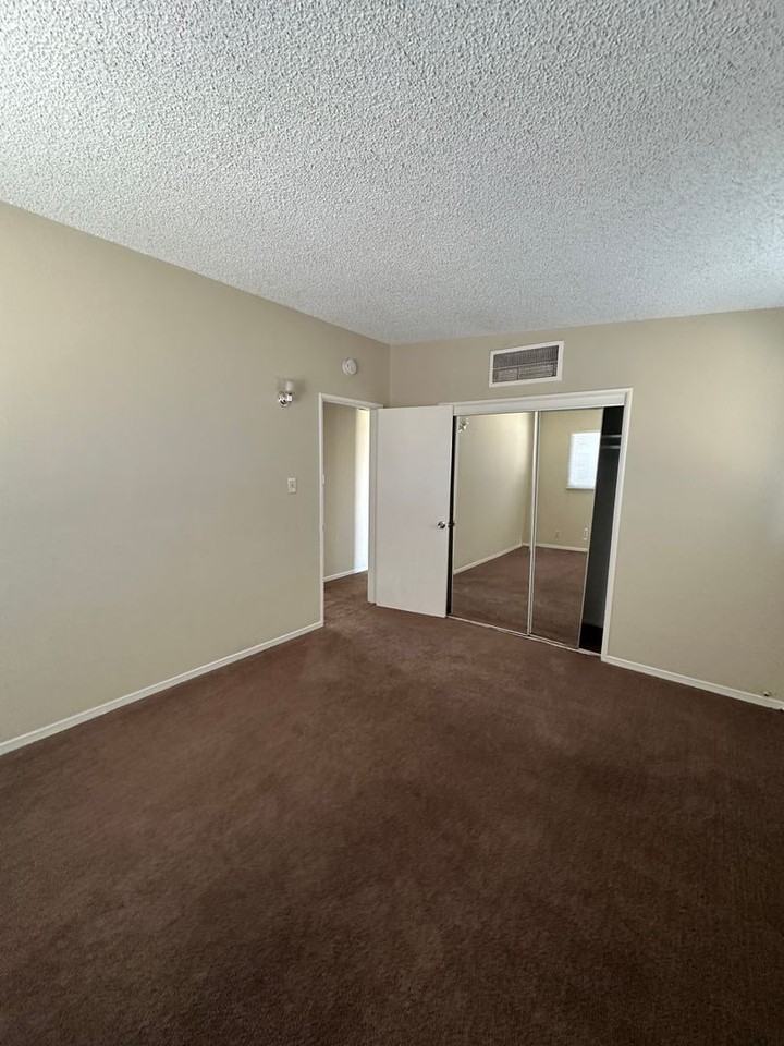 425 Palm Dr - Photo 6 of 9