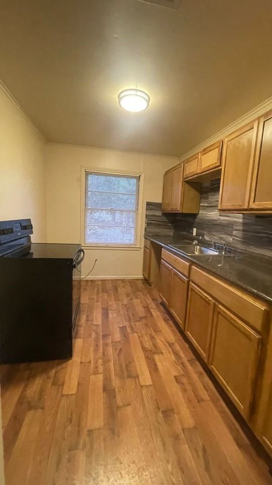 1610 E 53rd St - Photo 3 of 11