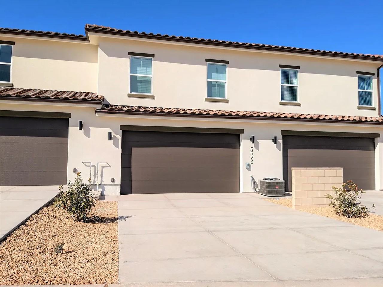 5523 S Carnelian Pkwy - Photo 2 of 24