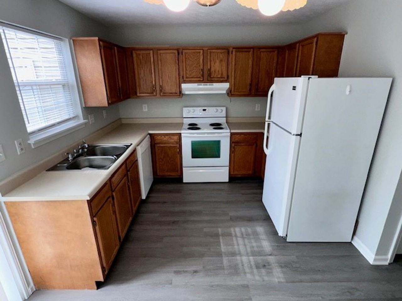 356 Oxford Dr - Photo 3 of 18