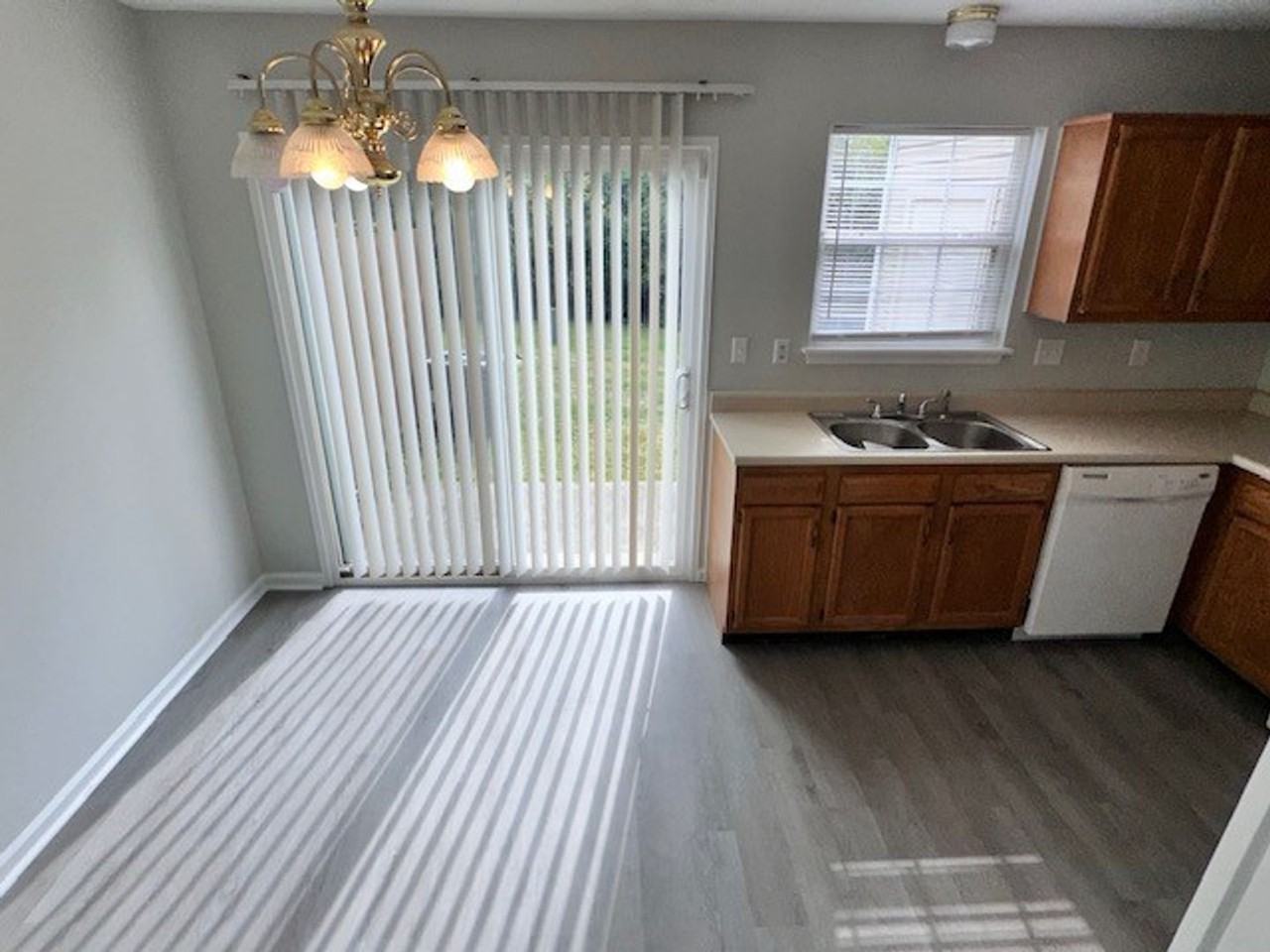 356 Oxford Dr - Photo 4 of 18
