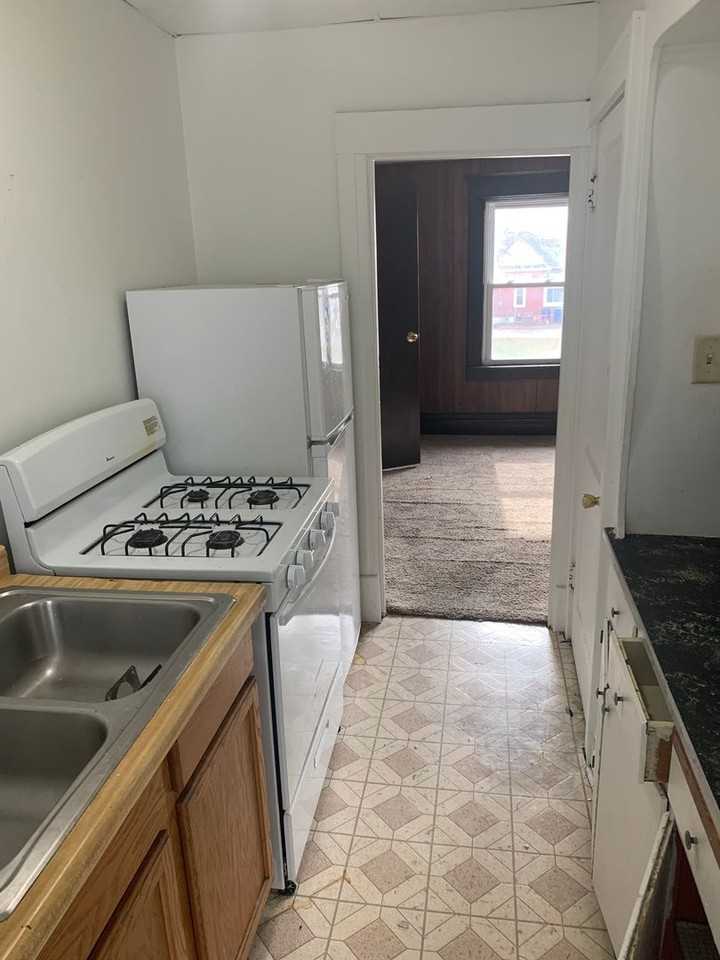 302 Clay St - Photo 2 of 6