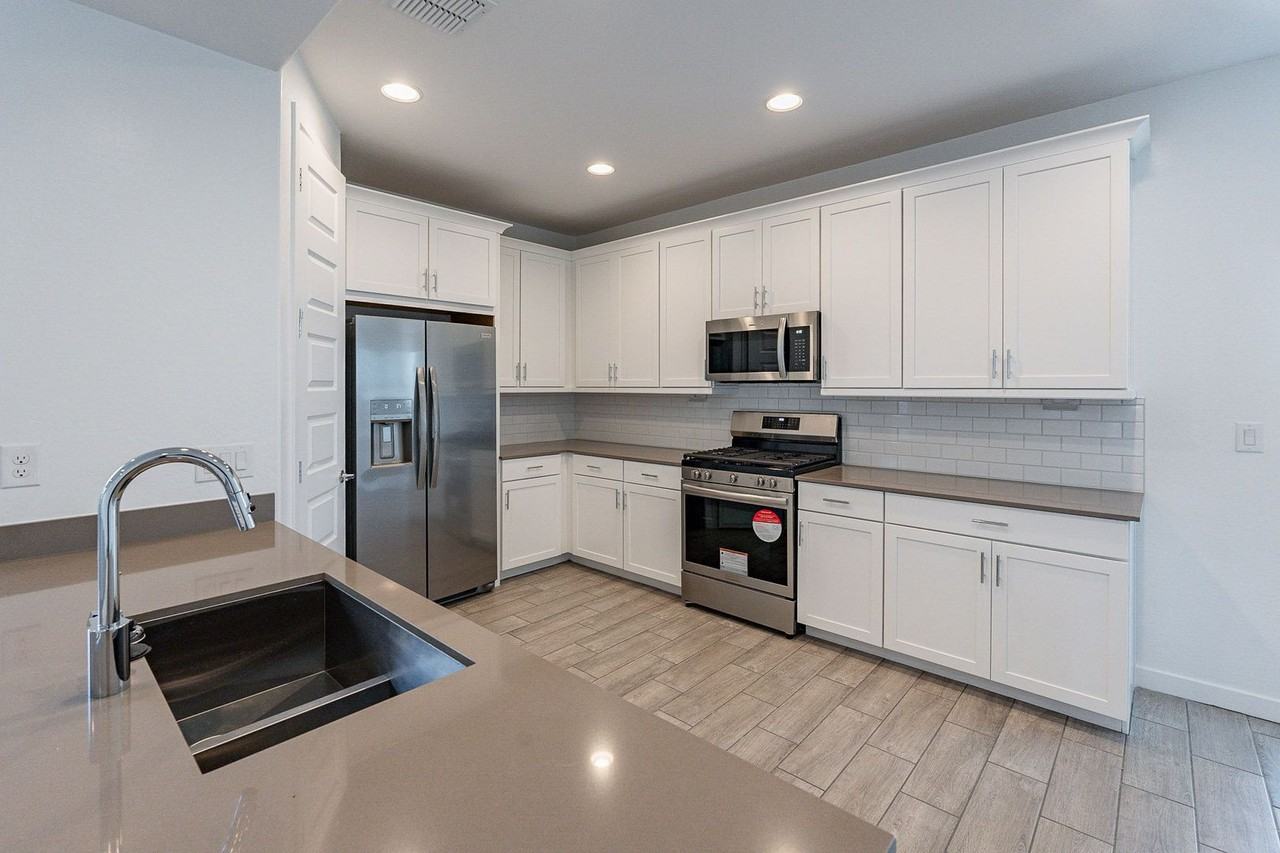 17066 W Artemisa Ave - Photo 4 of 37