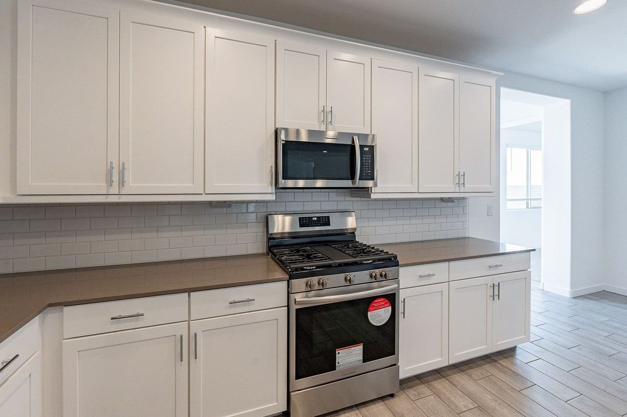 17066 W Artemisa Ave - Photo 5 of 37