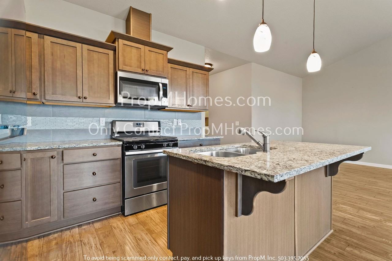 864 Julie Ln - Photo 3 of 29