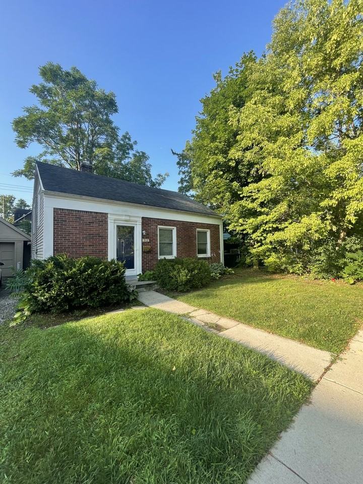 918 Sylvan Avenue - Photo 3 of 21