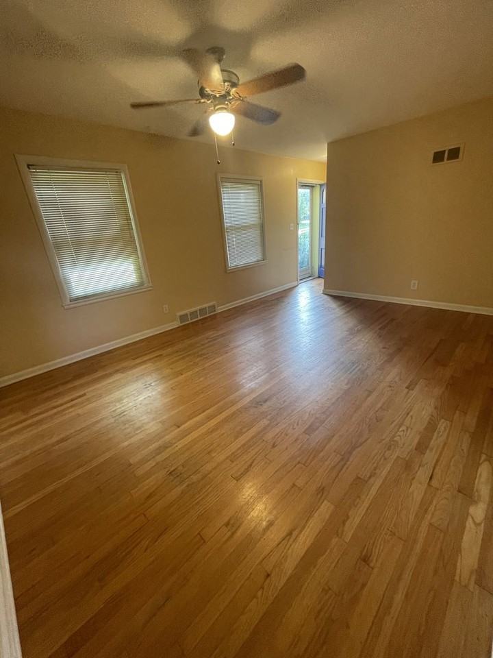 918 Sylvan Avenue - Photo 4 of 21