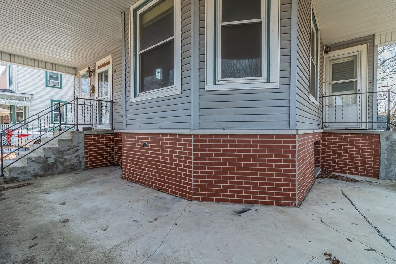 311 W Green St - Photo 3 of 33