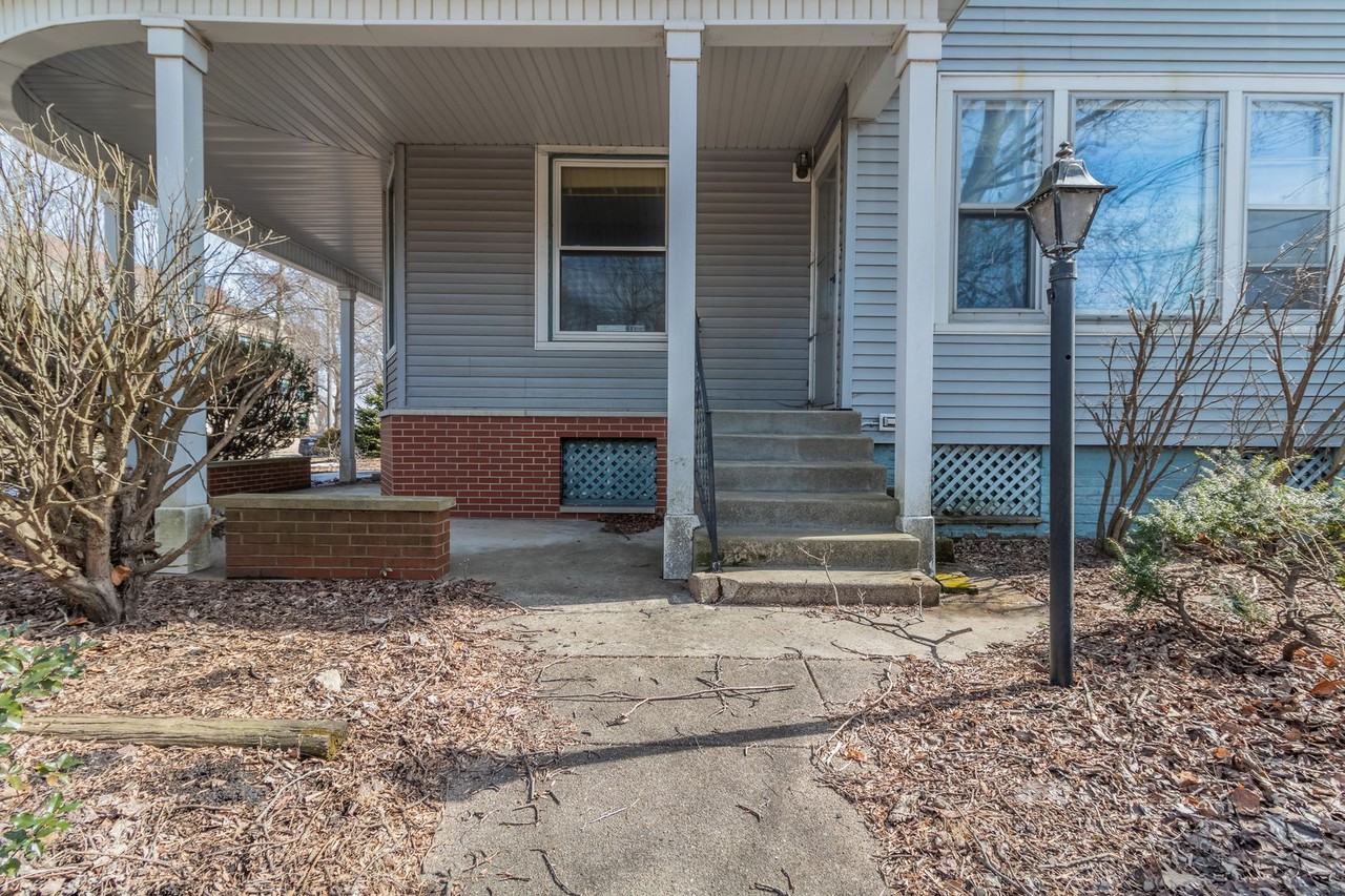 311 W Green St - Photo 4 of 33