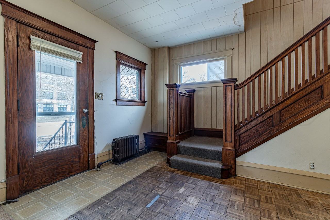 311 W Green St - Photo 5 of 33