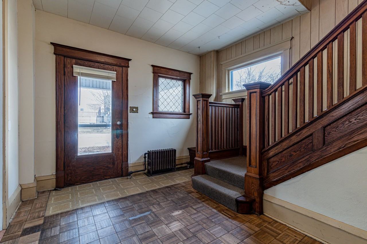 311 W Green St - Photo 6 of 33