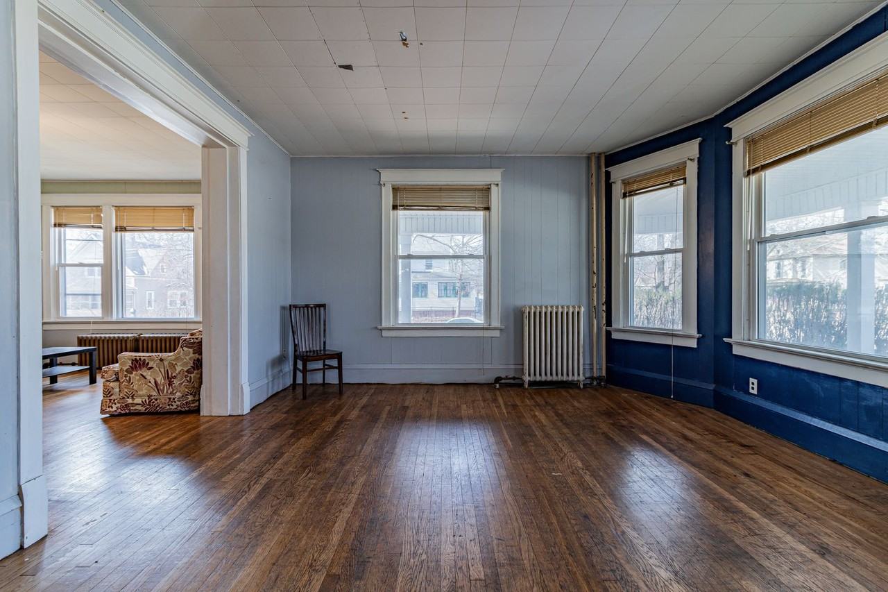 311 W Green St - Photo 7 of 33