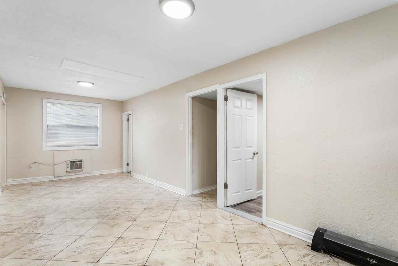 8414 N Huntley Ave - Photo 3 of 28