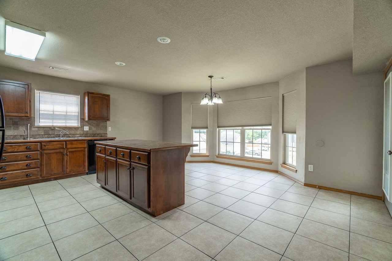 2933 W Scottswood Pl - Photo 7 of 22