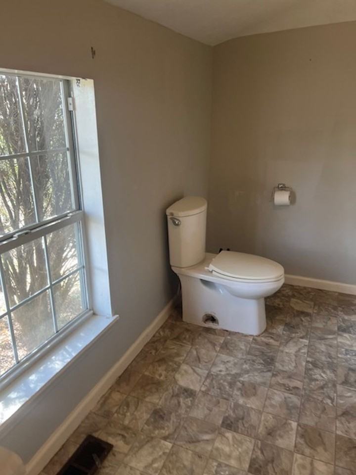 404 Montgomery St - Photo 3 of 16