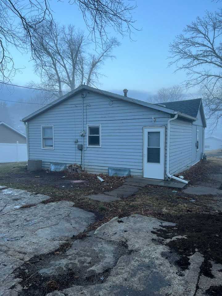 915 5th Ave - Photo 2 of 13