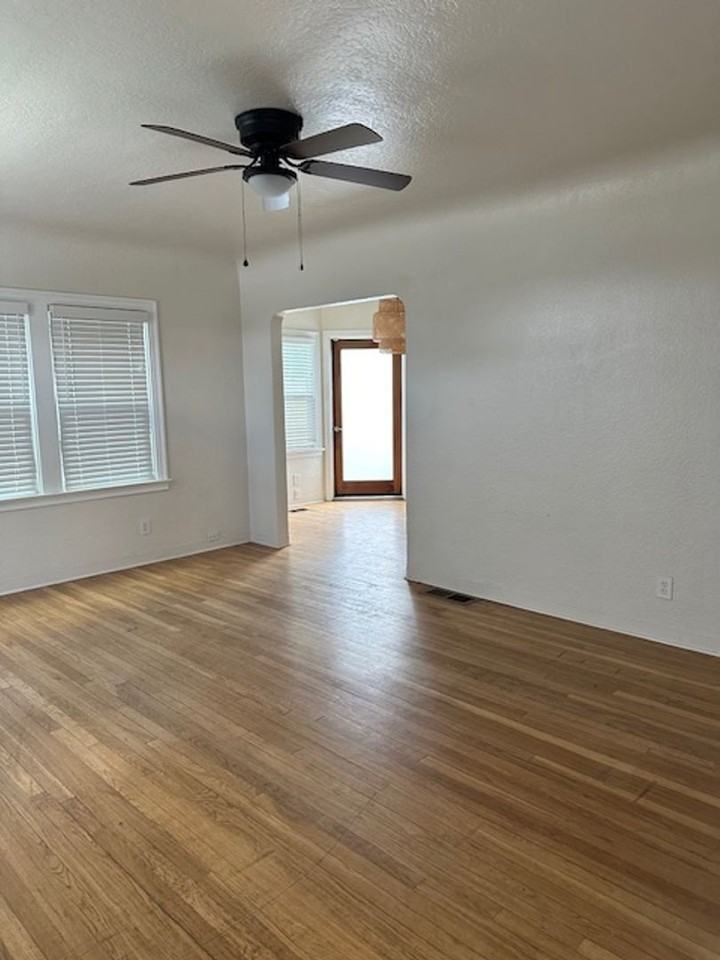 438 E Maple St - Photo 2 of 9